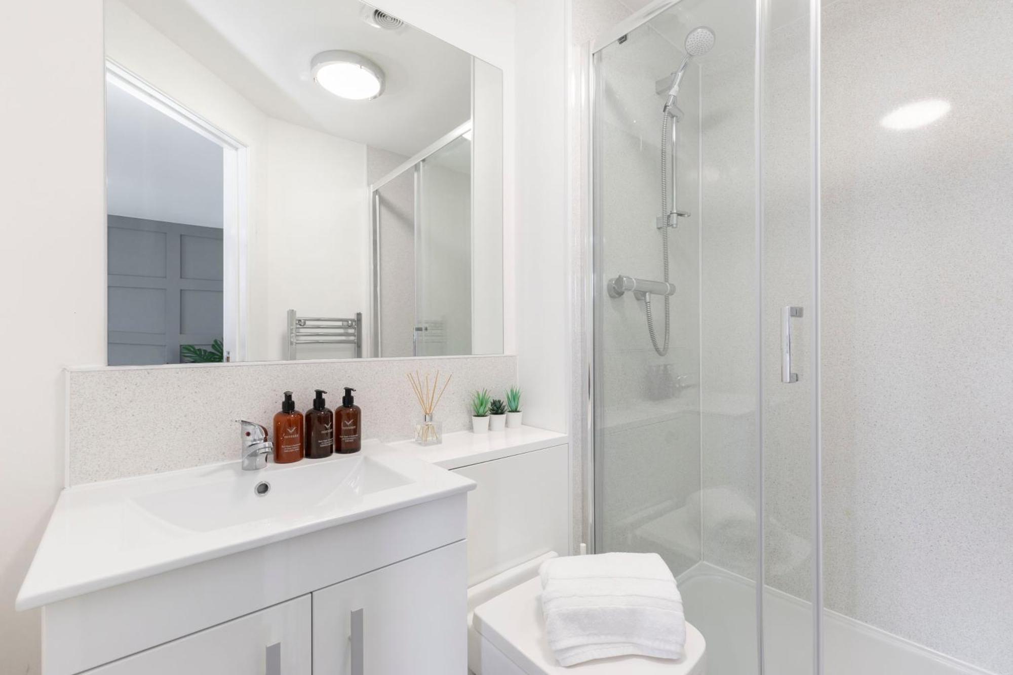 Modern Four Bedroom Four Bathroom Home เชลเทนแฮม ภายนอก รูปภาพ