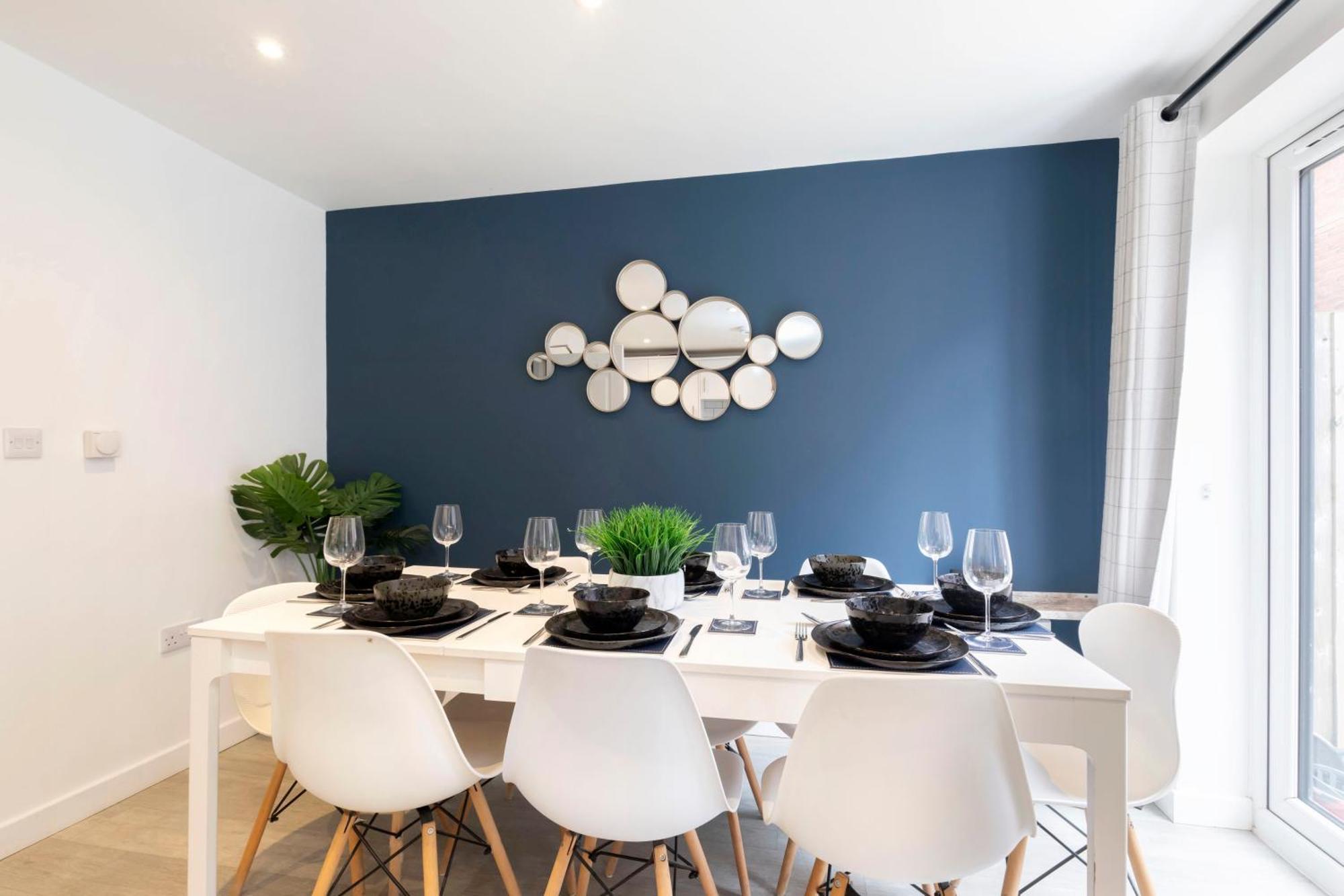 Modern Four Bedroom Four Bathroom Home เชลเทนแฮม ภายนอก รูปภาพ