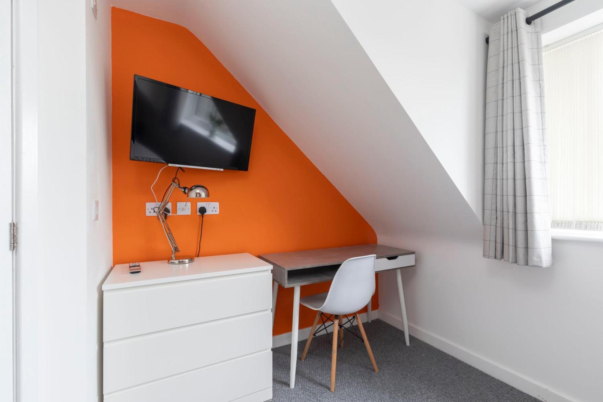 Modern Four Bedroom Four Bathroom Home เชลเทนแฮม ภายนอก รูปภาพ